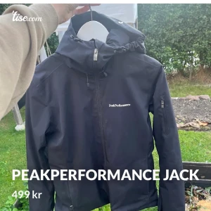Peak performance  - Väldigt bra skick sparsamt använd i ett år. Det är tjejmodell men funkar även för killar. Det är även en skidjacka.