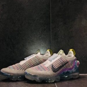 Nike vapormax - Ett par Nike vapormax limted edition köpta på sneakers and stuff kvitto finns kvar men inte boxen