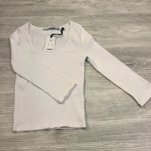 Ribbad tröja från Lager 157 - En vit tröja från Lager 157. Armlängden är ungefär till armbågen. Helt oanvänd med lappen kvar. Väldigt bra skick⭐️ 