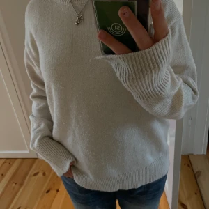 Stickad tröja  - Asmysig stickad tröja från HM!! Använd ngr fåtal ggr❤️ Köpte för 400kr men säljer endast för 200 eftersom den är lite nopprig  Str L men passar mig som är S💗