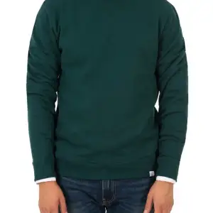 Perfekt tröja att ha över skjortan eller som den är.  Nypris 1050kr Köp från careofcarl.se 