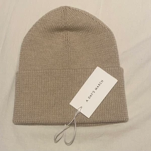 Merino Mössa - Säljer nu min mössa då den inte passade mig riktigt, den är helt oandvänd och prislapp är fortfarande på. Nypris: 395