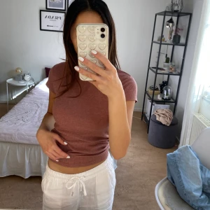 Rosa t-shirt - Smutsrosa t-shirt som sitter så bra på kroppen. I ribbat material. Kan mötas upp eller frakta.