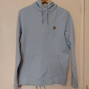 Lyle & Scott hoodie  - Ljusblå Lyle & Scott hoodie i nyskick, anvönd 3 ggr