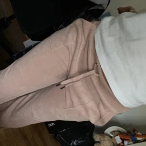 Juicy couture byxor - Hejj! Säljer mina Juicy Couture då dem inte satt som jag ville(: lappen på och allting🤍👀 