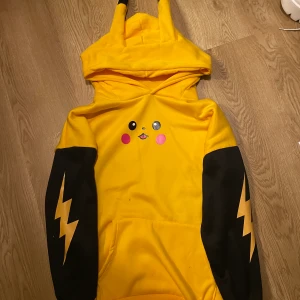 Pikachu hoodie - Aldrig använd, normal tjockt tyg, mjuk inuti 
