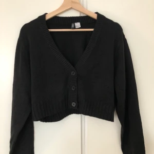 HM magtröja kofta M - Oanvänd så helt i nyskick! En kort tröja, som en magtröja! 
