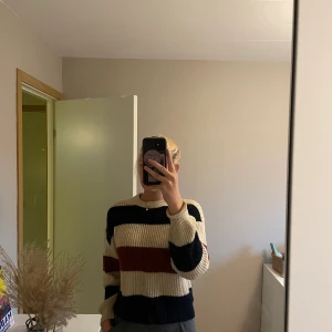Stickad tröja - Fin stickad tröja från pull&bear som är så mjuk och skön med så fina höstfärger🥰🍁 Bra kvalitet inga hål eller märken, kontakta för fler och närmre bilder!