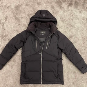 Sail racing jacka  - Säljer min sail racing jacka då den inte kommit mycket till användning. Köpte förra vintern och knappt använt den. Bra jacka nu inför vintern!!💫 Nypris: 3700kr Storlek:160 Buda men inga skambud 🙂