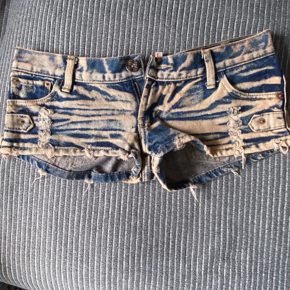 Säljer dessa mini shorts då dem inte kommer till andvändning. Många detaljer.. Shorts.