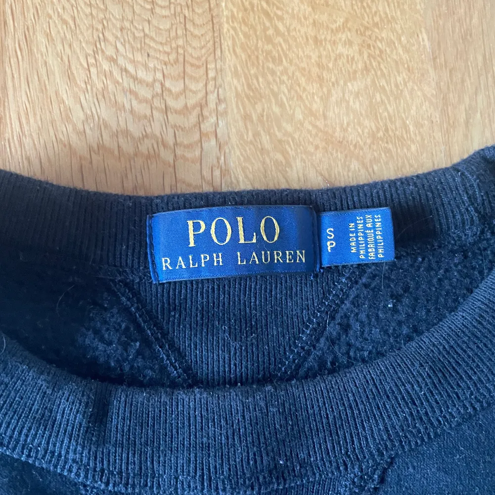 Helt ny Ralph Lauren tröja aldrig använd, perfekt i alla väder, mycket populär och skit snygg. Storleken är S. Kan användas av både kille som tjej. Ordinarie pris 1600 men säljer billigt för vill bli av med. Tröjor & Koftor.