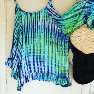 NY Tunika XL boho bohem - NY och oanvänd tunika i sval härligt material stl XL Ställbara axelband och volang i armslut och nederkant. Inköpt i lite Bohobutik på Marstrand i augusti