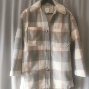 Oversized skjortjacka till tjej - Säljer en näst intill oanvänd schacket från H&M i strl small. Oversized skjortjacka. Den är fodrad. Nypris 599kr. Köparen står för frakten. 