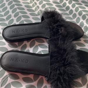 Säljer dessa sandaler från NA-KD som jag köpte dem för runt 200/300kr. Säljer dem nu för ett mycket billigare pris för att dem inte passar mig så jag säljer för 100kr. Jag kan frakta och mötas! Dem är storlek 38! Tryck inte på KÖP NU!
