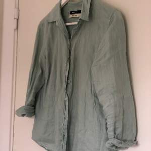 Linneskjorta från Gina tricot. Fin färg, mintgrön. Köparen står för frakt.