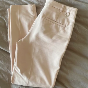 Ljusrosa kostymbyxor  - Ljusrosa kostymbyxor i storlek 36, från MQ, märke: Stockholm LM. Lite tightare modell, lite stretch. Endast använda två gånger p.g.a blev för små. Fint skick. 