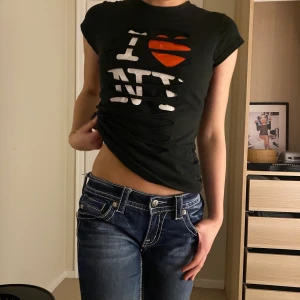 unik i❤️ny topp - säljer denna unika 90s I❤️NY toppen. i bra skick, inga synliga defekter ( kontakta mig innan du vill köpa )