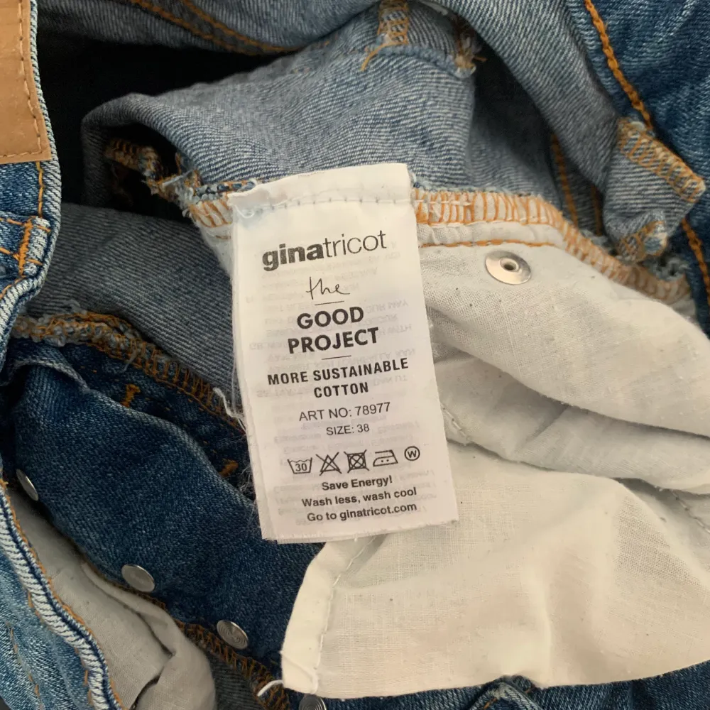 En super fin jeans kjol från Gina tricot i storlek 38 men skulle säga att den passar en S också! Kjolen har några år på nacken men är inte använd särskilt mycket och kan inte se några anmärkningar på den!. Kjolar.