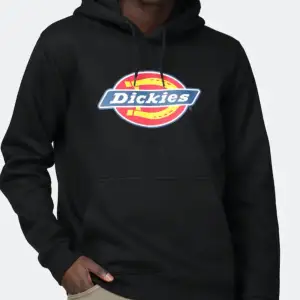 Jag säljer min oanvända dickies hoodie. Nypris:750   Va för stor för mig och tar bara upp plats säljer därför