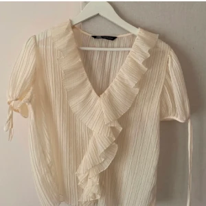 Zara blus - Säljer denna så fina zara blus endast använd 1-2 gr💕 Nypris 399 säljer för 150💘