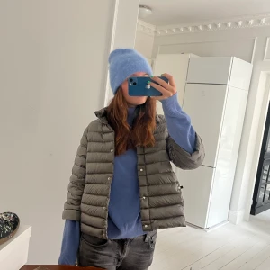 Trekvartsärmad jacka!! - Säljer denna jacka med trekvartslånga ärmar vilket är sååå snyggt💗Perfekt som höstjacka! HÖGSTA BUD: 600kr