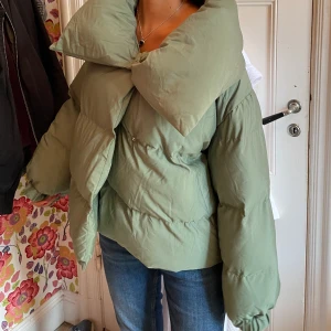 Grön dunjacka, slutsåld ❤️‍🔥❤️‍🔥 - Lappen kvar oanvänd men köpte för ett år sedan❤️😁 Varm och mysig😆 Storlek M  Bud 600kr