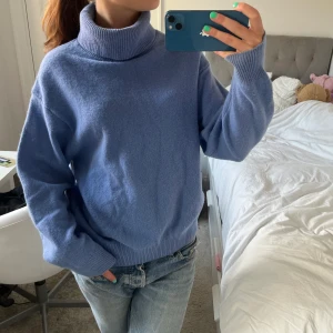 Polotröja!! - Säljer denna så mysiga polotröja perfekt till hösten!!! Den är i 100% ull🍁🍁🍁 Storleken är L men den sitter snyggt overzised på mig som har S/M i liknade tröjor