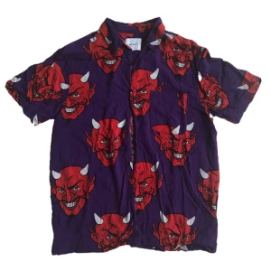 Skjorta - Skjorta med röda djävulshuvuden från valient🧌 fint skick, kan stryka den innan den skickas:) Möts upp i gbg annars står köparen för frakt🫶