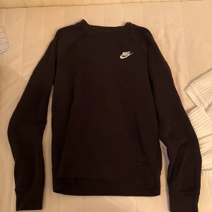 Nike tröja - Säljer denna basic nike tröjan då den är förliten 🥰