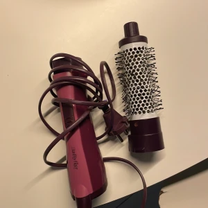 Hår rullborste - Säljer denna hårrullborste som kommer från babyliss! Jag tycker denna borste är bra men har köpt en ny och därför söker jag denna. Bättre pris vid snabb affär! 🥰
