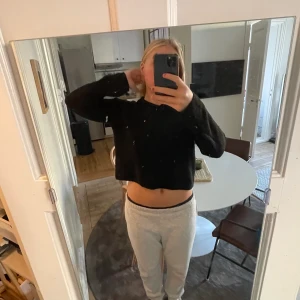 Kort svart stickad tröja  - Säljer min svarta kortare tröja från pieces, Str L men sitter fint på M. Använd 