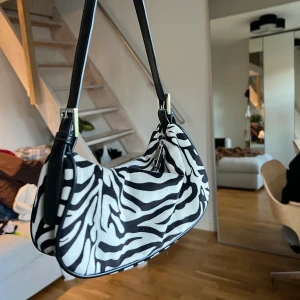 Zebramönstrad väska - Zebramönstrad väska från ginatricot, nyskick! 
