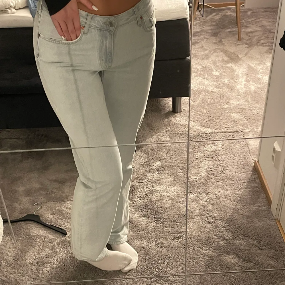 Skit snygga Lågmidjade byxor f passar mig som är 178 och har längd 32 på byxan endast använda en gång :) . Jeans & Byxor.