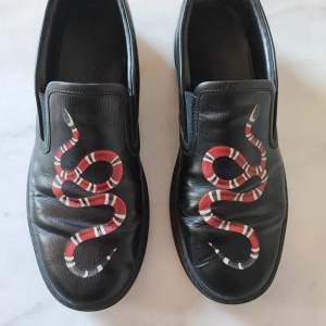 mens Gucci Shanghai snake slip on leather shoes i storlek 42 säljes i bra skick. 