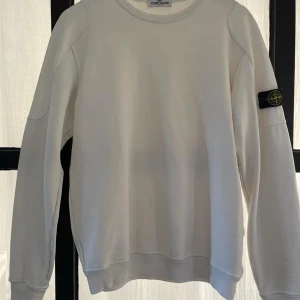 Stone island - Hej, säljer denna för den är för liten, när jag köpte den va den redan lite liten så har inte använt den mycket.  Pris ej hugget i sten!