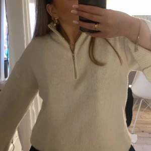 Stickad tröja - Fin stickad tröja med dragkedja