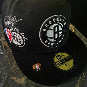 Brooklyn nets fitted hat  - Helt ny aldrig använt säjs pågrund av fel storlek Storlek 7 7/8 62.5 cm 