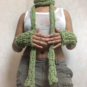 Stickad halsduk och handskar - Handgjord halsduk och fingerlösa handskar. 51kr frakt  