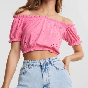 rosa off shoulder tröja  - En supersöt rosa off shoulder topp med blommönster på. Jätteskön och inte alls använd många gånger. (Lånade bilder) pris går att diskuteras 
