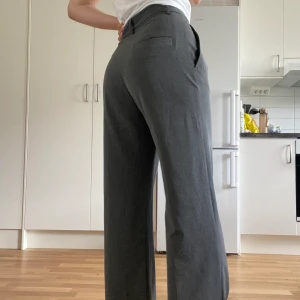 Djerf Avenue Favourite Pants S Grå - Säljer mina gråa kostymbyxor från Djerf Avenue. Köptes för några år sen, men säljer då de nästan aldrig kommer till användning. Långa ben, går till golvet. Fixar fler bilder vid intresse! Pris är exklusive frakt🌸