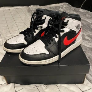 Jordans  - Säljer dessa Nike Air Jordan 1 Mid Chili Red som är köpta från Restocks för ca 2000kr. Använda men är fortfarande i ett superbra skick. Köparen står för frakten!