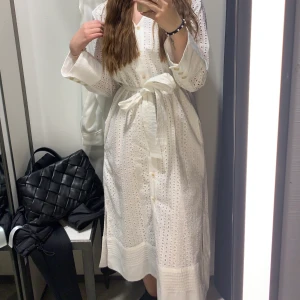 Zara klänning! M - Klänning köpt i somras på zara. Aldrig haft tillfälle att använda den så är helt ny med prislapp!  Storlek M. 