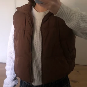 Brun väst  - Brun väst i en croppad modell. Storkek S. Oanvänd. Från HM.