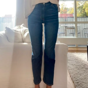 Jean - Säljer mina blåa jeans från H&M. Använda en gång. I modellen STRAIGHT. Storlek 34, men stretchiga så passar även 36. Innebenslängd: 67 cm. 💙💙