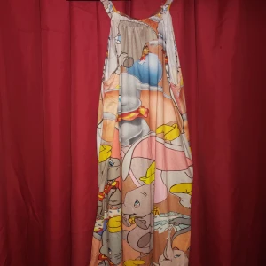 DISNEY KLÄNNING  - En tunn o go klänning. Storlek s men är stor i storleken o är mycket stretch.