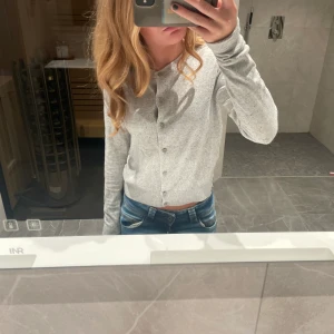 Tröja  - säljer denna kofta så den inte kommer till användning Skiv för bidler Ellef frågor. ❤️❤️