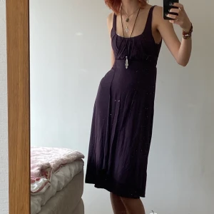Lila klänning - Så fin klänning, älskar färgen!! Tyvärr kommer den inte till användning längre så hoppas den kan hitta en ny ägare💗