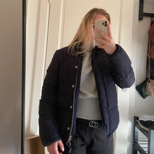 Lee vinterjacka  - Mörkblå puffer vinterjacka från Lee i storlek S. Den fungerar även på M, jackan är normallängd. Endast använts i en säsong och är i superfint skick. ﻿Detaljer:  Matt finish ﻿Vadderad ﻿﻿Försluts med dragkedja och tryckknappar ﻿﻿Ribbad mudd i ärm 