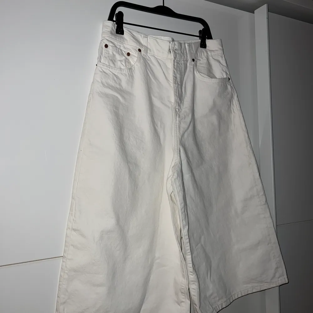 Ett par jättesnygga byxor i kjols stil, från zara i str38. Jeans & Byxor.