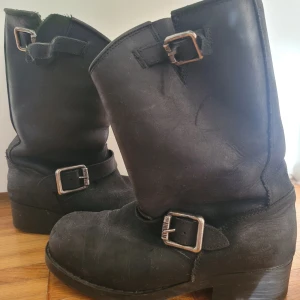 Urban project - Johnny Bulls  - Skitsnygga boots - klassiska Johnny Bootz. Varmfodrade och sköna att gå i. Stl. 39. Använda en vinter. 